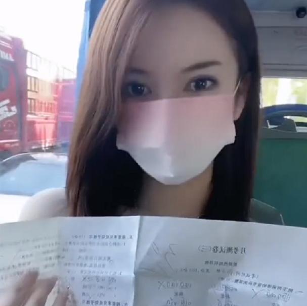 安徽一女子坐公交发现一张考卷,对折卷起夹窗户边,看到分数秒懂