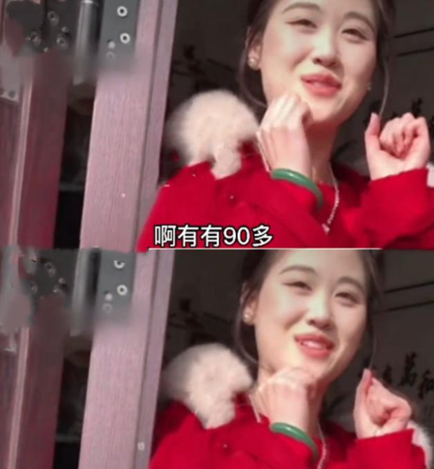 陈萌|陈萌自曝体重仅90斤,疑戴百万辣绿翡翠手镯,网友:当心不孕不育