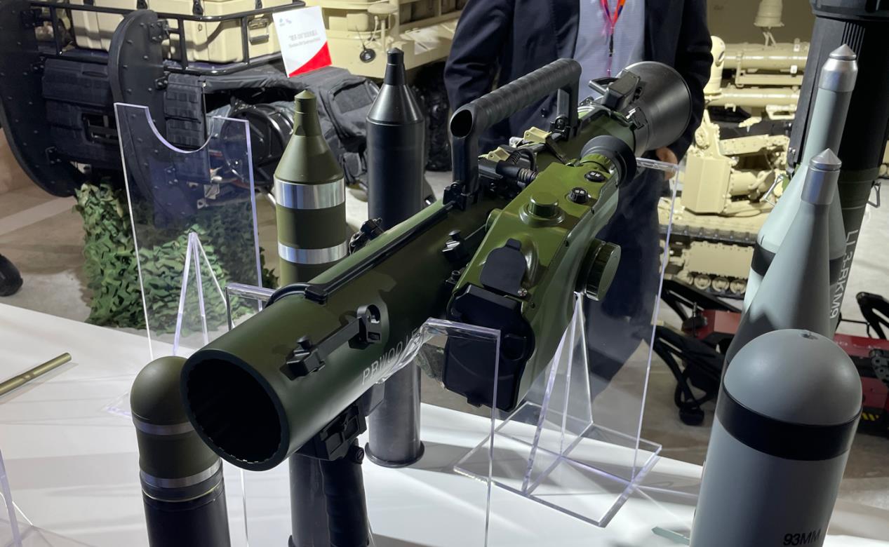 在珠海航展上公开展示的陆战装备，全新无后坐力炮，终于公开露面