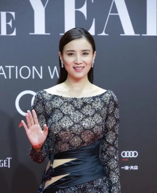 宋佳|41岁宋佳聚餐被男友人搂抱!对象王伟就在身边,事后两人一同回家