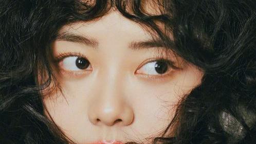 谭松韵 谭松韵：烫发后像极了洋娃娃，出道17年来首次尝试“羊毛卷”造型