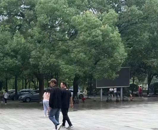 豆浆 杜海涛近照曝光，和好友外出被偶遇，减肥成功气质变化大