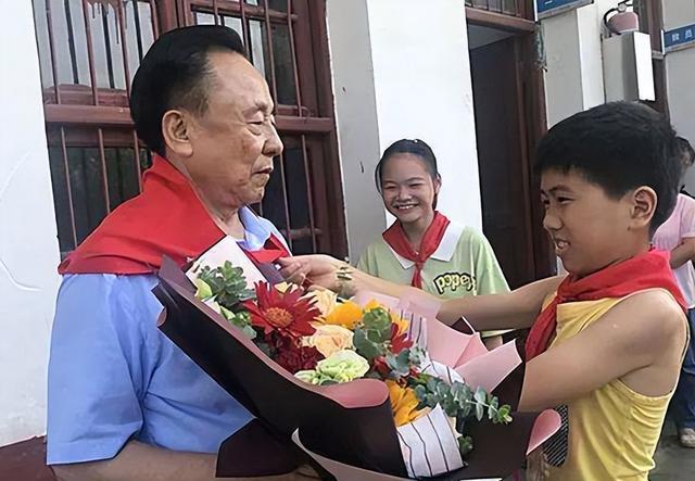 “7旬益阳首富”倪福林,建庄园与10女子生14娃,最小情人是00后