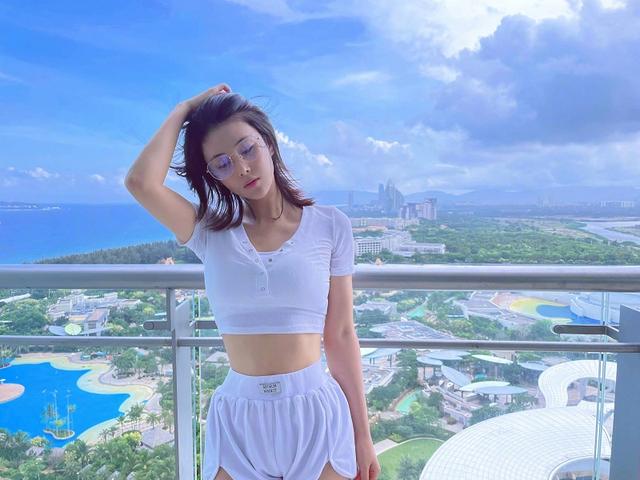 张馨予|35岁张馨予晒自拍引热议，穿性感露脐装秀小蛮腰，漫画脸精致迷人