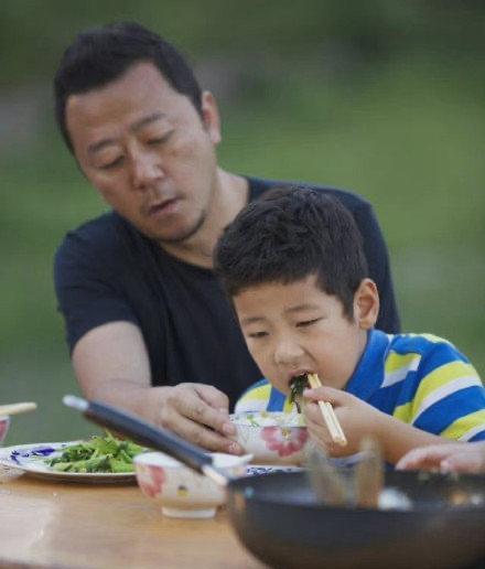 郭涛|郭涛儿子化身肌肉男了,身材壮硕,小石头变成“巨石强森”了!