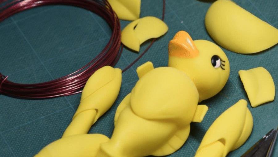 |动漫迷买了七只小黄鸭，自行改装成超人鸭，这波真的赚到了！