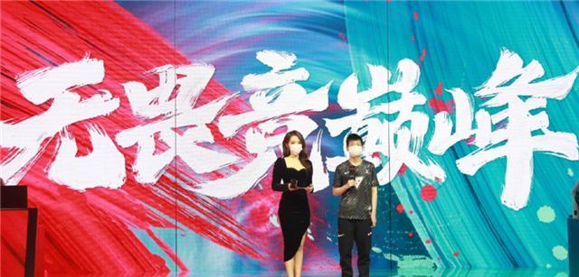 余霜|余霜穿“斜开裙”主持揭幕战，却出播放失误？导播忙安排她换衣服