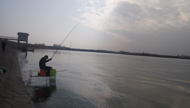 玉米|钓鱼也有外挂,不过正经钓鱼人可看不上