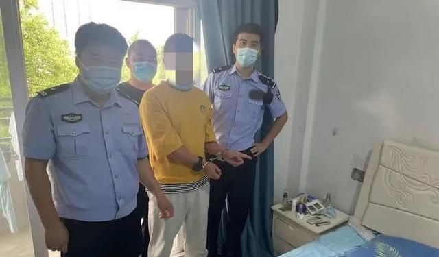 男子滑手机看到老婆影片,还在自家卧室,报案揪出男同事