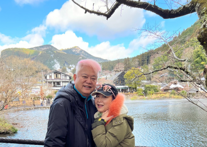 陈百祥|陈百祥携妻子到日本旅游，相互依偎很幸福！无儿女生活潇洒