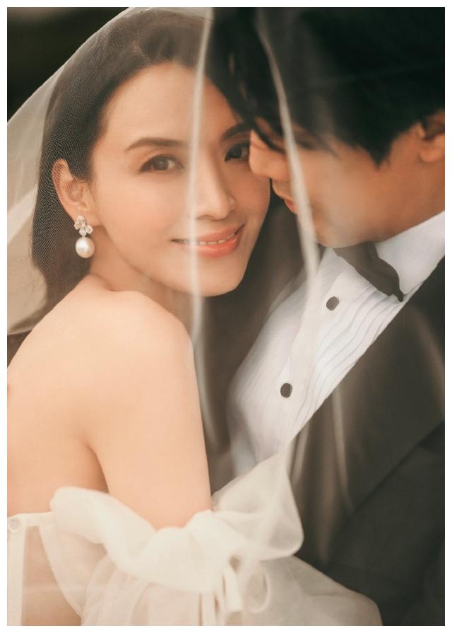 陈炜|亚洲小姐冠军陈炜晒出婚纱照,白色抹胸婚纱凸现高贵大方