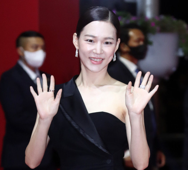 梁朝伟|韩国最重要的电影节红毯，有人出糗有人惊艳