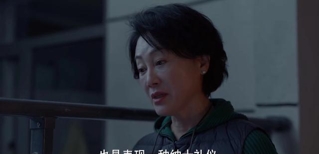 律师|《玫瑰之战》丈夫在法庭上,亲口承认婚外情,她为什么还全力帮他