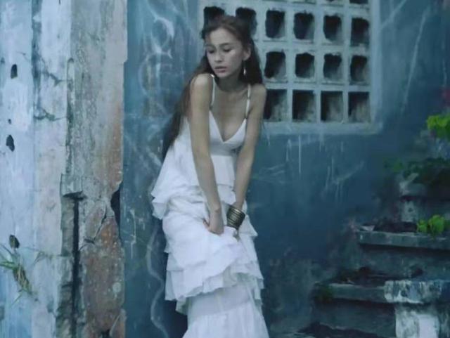 Angelababy|杨颖坐在台阶上拍大片，造型清爽眼神迷离，气质状态引起热议