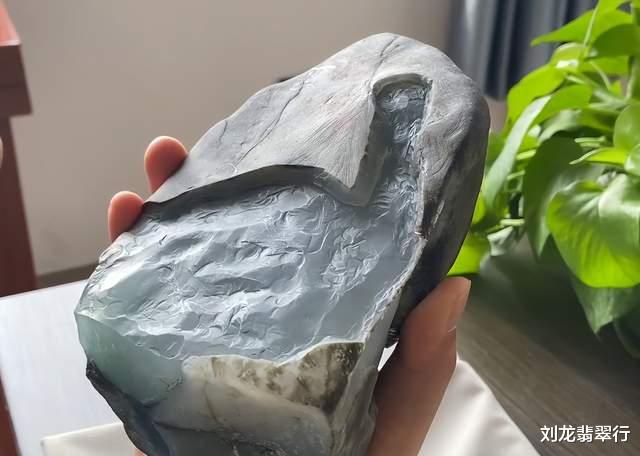 翡翠|玉石记：价值30多万的翡翠原石，一刀切开后还能剩多少？