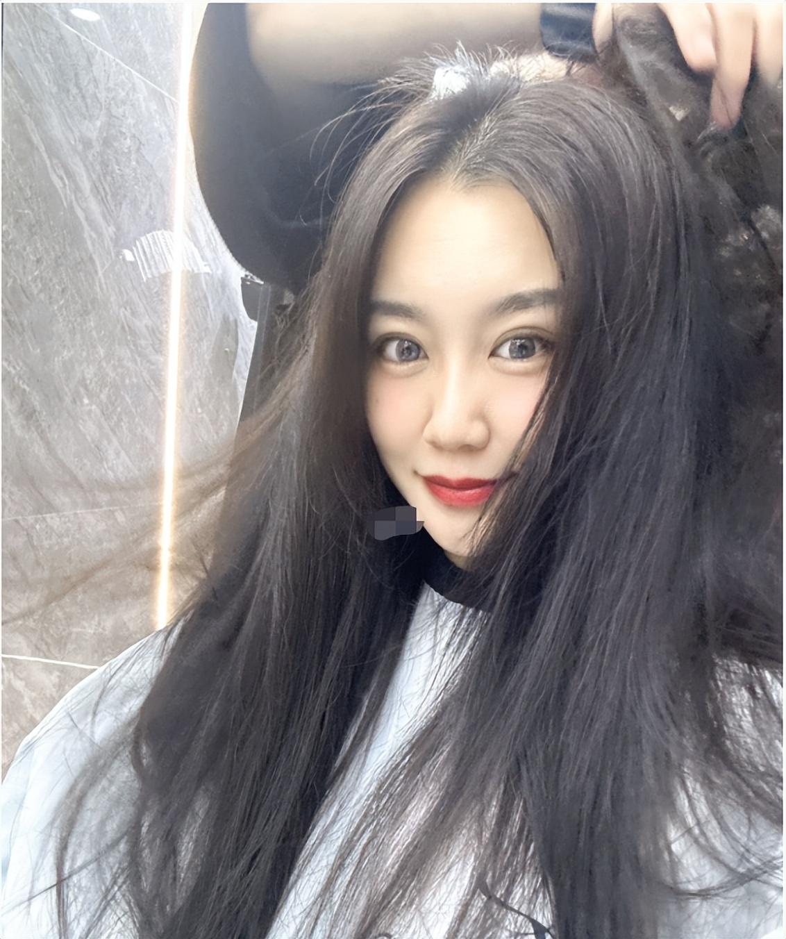 杜海涛 35岁杜海涛瘦成纸片人！五官缩水认不出，与年轻女网红同框似情侣
