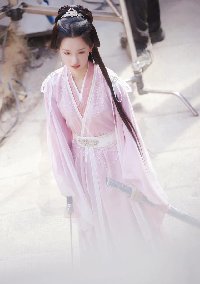 陈都灵|《莲花楼》陈都灵最新饭拍路透，一身紫衣，气质绝了！