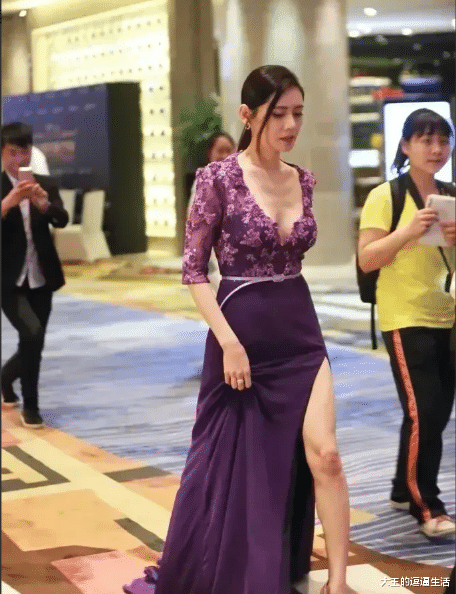 秋瓷炫|43岁秋瓷炫下班后!穿着深V连衣裙丰满圆润,但脸却像女大学生一样嫩