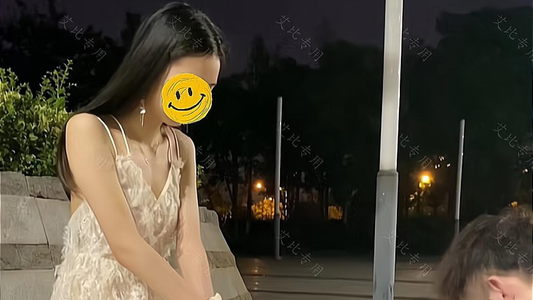 女子和男友出门逛街，男友主动蹲下身，亲自给女子穿上高跟鞋