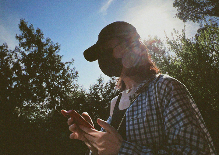 倪妮|倪妮分享春游氛围感九宫格，戴针织帽倚靠红墙，气场十足