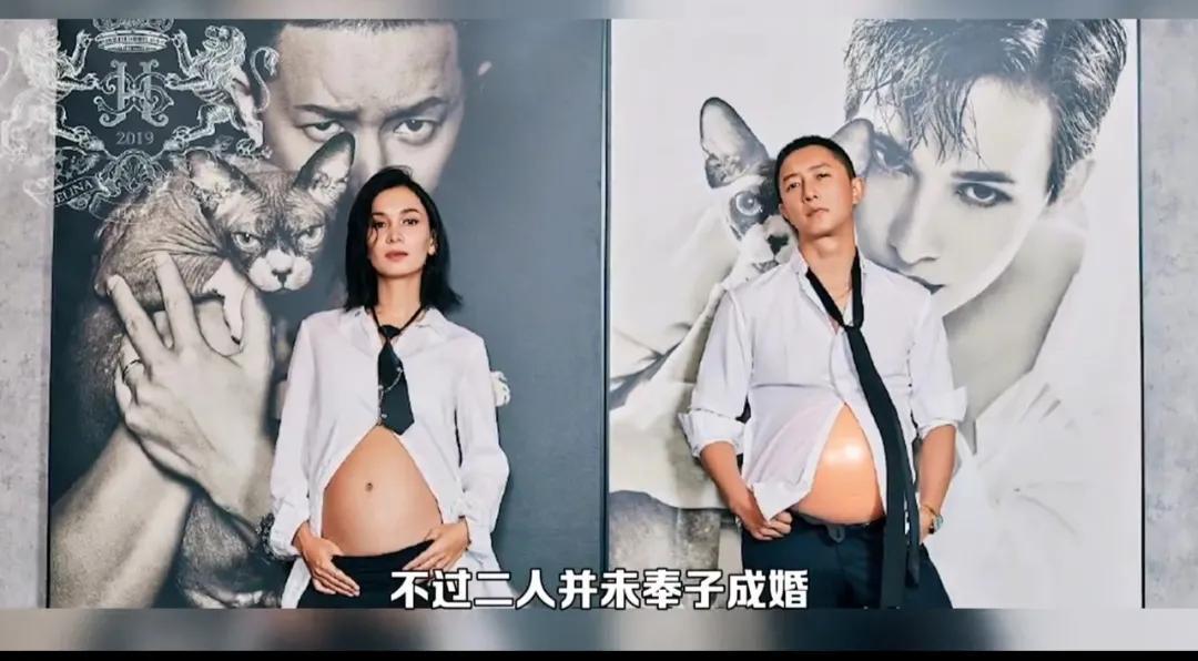 |妈妈卢靖姗则一边抱着宝宝一边亲吻老公脸颊，画面幸福温馨十足