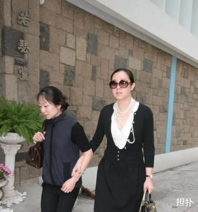 刘銮雄|刘銮雄跟女友闺蜜在一起,女友更加厉害,跟刘銮雄好友儿子在一起