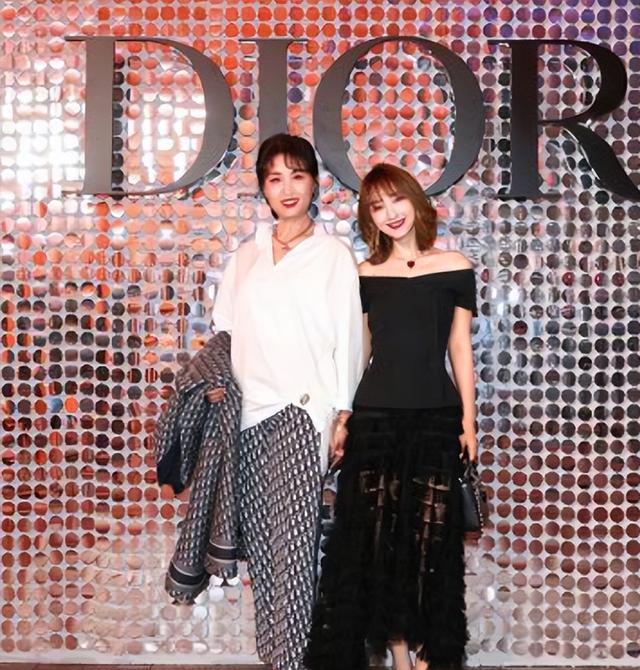 杨洋|吴昕和母亲一起拍照,吴妈颜值爆表,堪称姐妹花