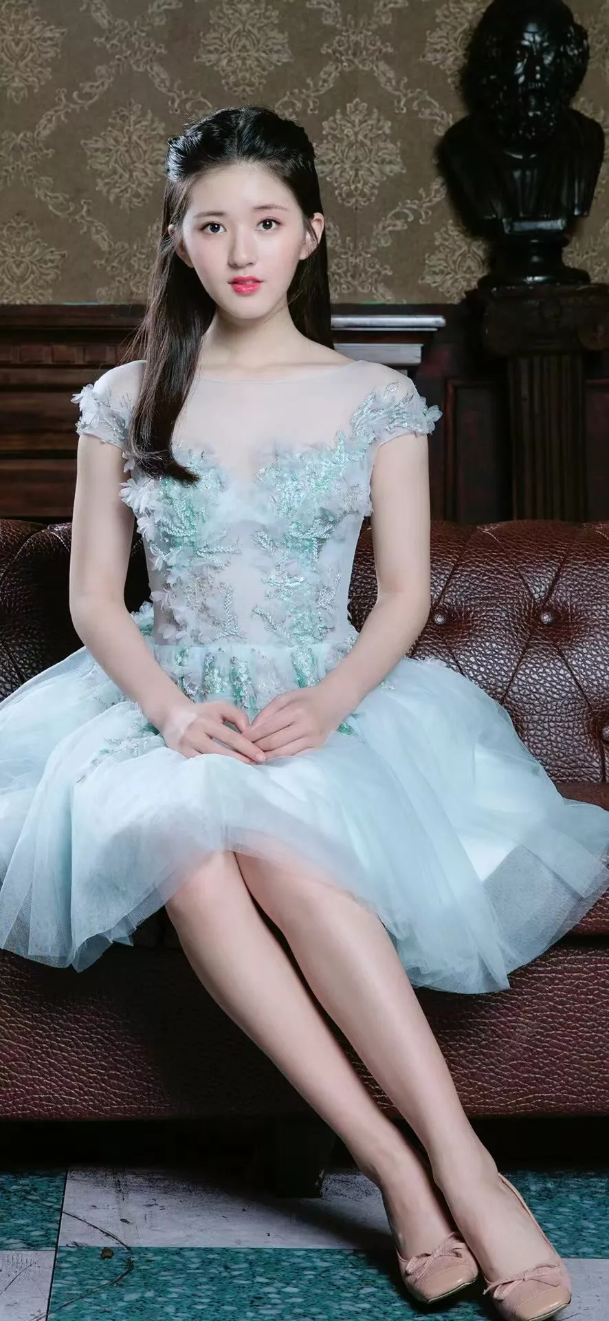 蓝天野|赵露思甜美阳光水绿连衣裙化身气质小仙女白皙玉腿好身材一览无余