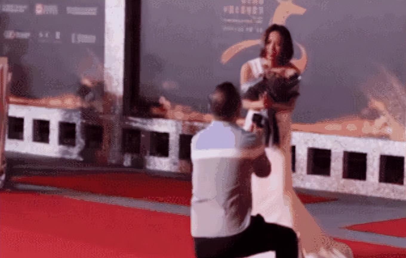 明星|遇偷拍狂、被私生饭扑倒、强吻，这些女明星也难逃魔爪