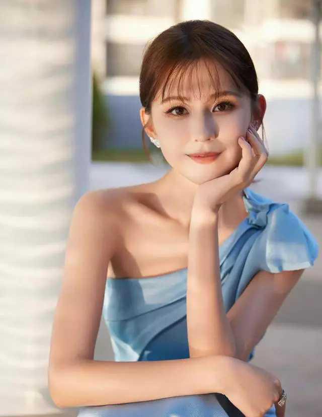 热依扎|美人胚子热依扎，美目顾盼