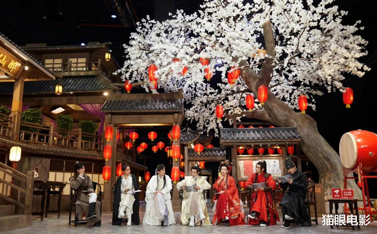 王鸥|天涯四美名号不虚！44岁乔振宇皮肤紧致不见皱纹，一袭红衣好帅气