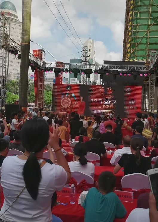 李彩桦|李彩桦现身广西街边商演，舞台临时搭建环境简陋，网传出场费48万