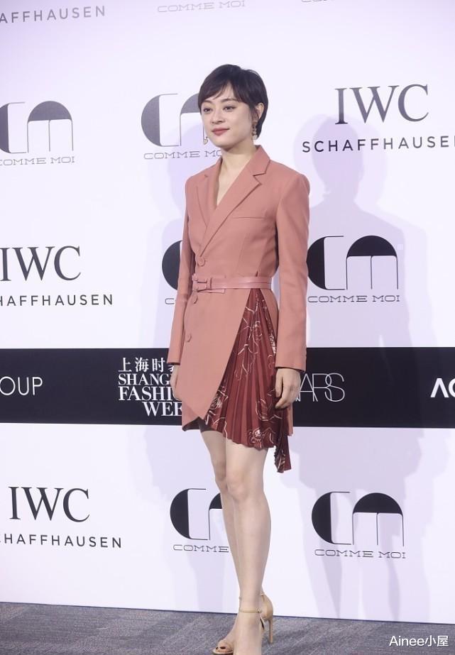 孙俪|中年的孙俪撞衫木村光希，苹果绿长裙真挑肤色，穿衣差别挺明显