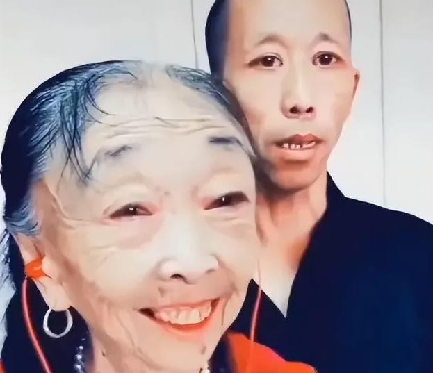 邱淑贞|李玉成为赚“彩礼钱”,穿女士披肩直播唱歌,网友:丢人现眼