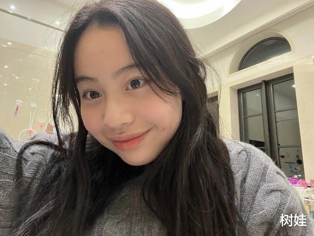 甘比|甘比约郑秀文钟楚红爬山，14岁女儿刘秀桦随行，与阿姨们玩成一片