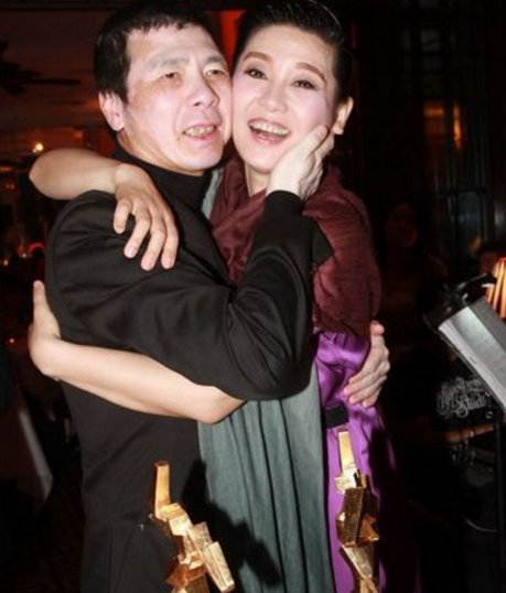 薛凯琪|冯小刚女儿冯思羽：心疼被抛弃的生母，也同情继母徐帆的“遭遇”