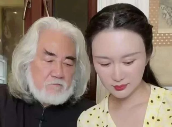 张纪中|71岁张纪中卖货时打瞌睡，杜星霖的操作扯下“嫁给爱情”的遮羞布