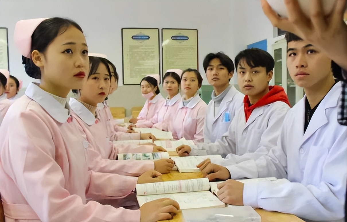 护士|男生想找工作体面的护士女友，当看到工资之后，便无言以对了