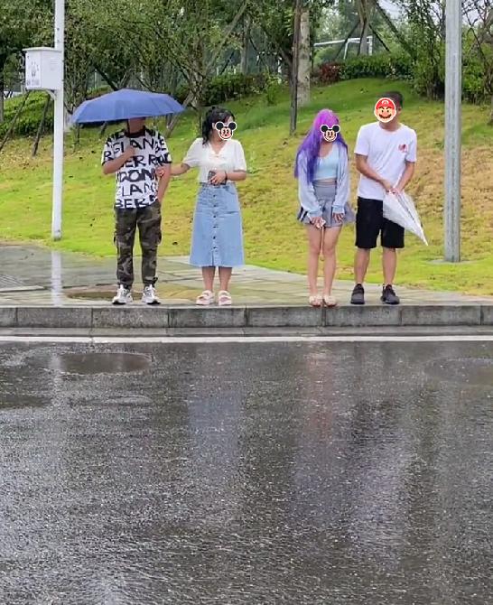 女子蹭陌生男子的雨伞,他宁可把雨伞关掉一起淋雨,也不让女子蹭