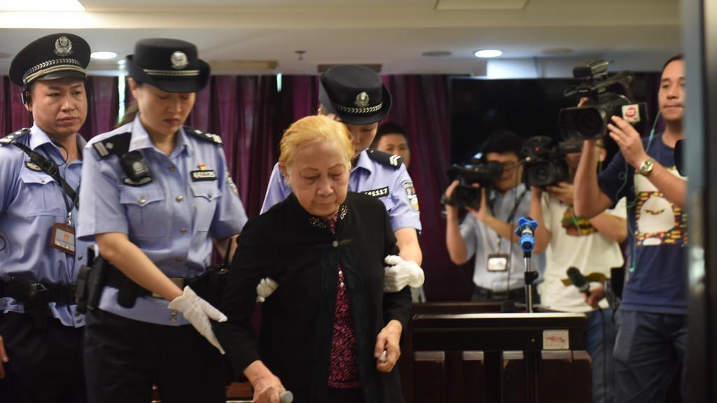 2017年,广东83岁老妇毒杀小儿子后被捕判刑,现场的人却为她求情
