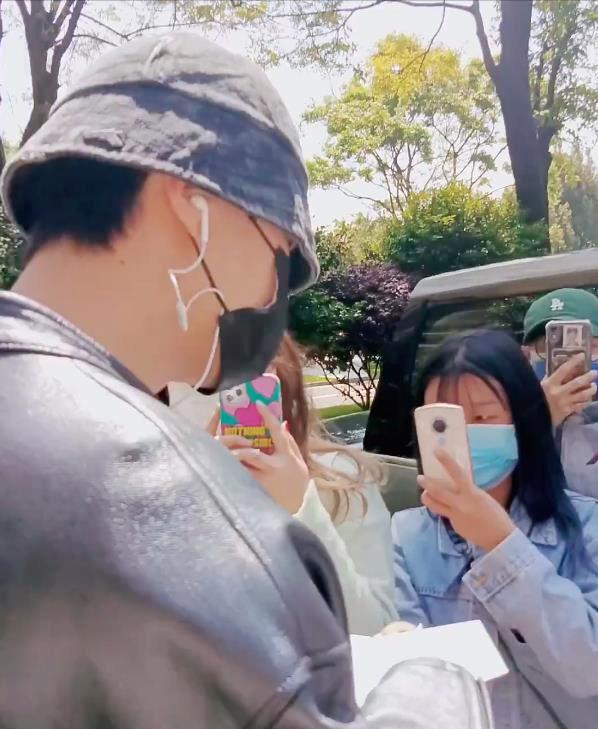 范丞丞|范丞丞再次现身昆明机场,潮服成亮点,迅速冲上热搜