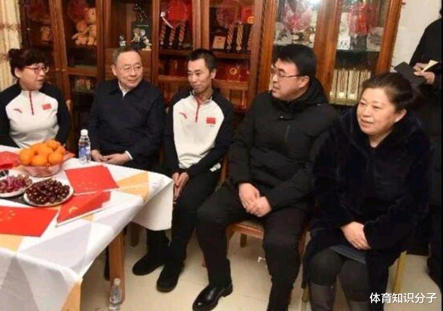 范可新|领导赶往范可新家慰问！奖励冠军100万，市长：得几块就奖几百万