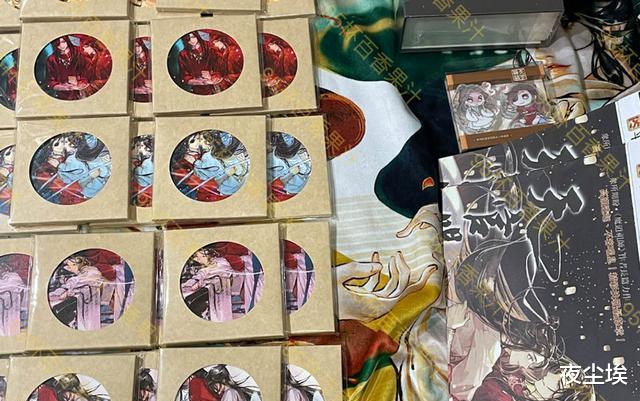 花怜|天官台北动漫展览,到处都是实体书和周边,两款花怜立牌太好看了