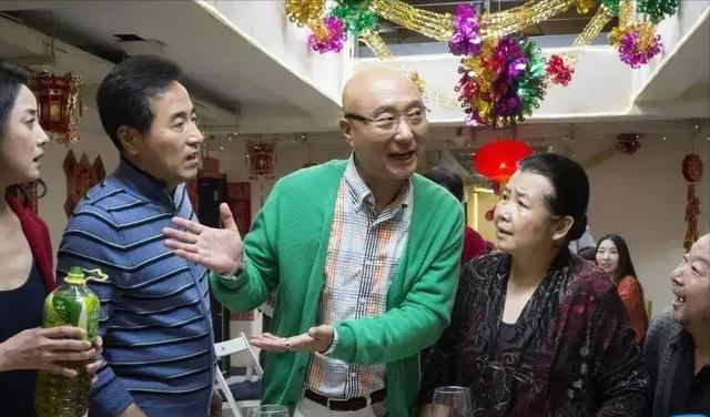 陈佩斯 陈佩斯带娃现状被扒！两个光头孙子引关注，爷爷同款发型尽显可爱