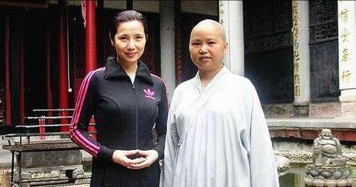 王晶|关秀媚：痴恋王晶8年未果，与小7岁男友相爱同居18年未领证