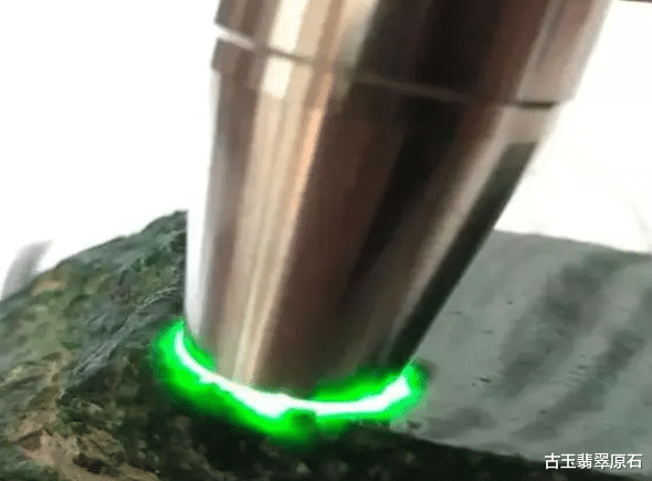 聊聊|大哥8000买进的浑身“爆色”的翡翠原石,想怼帝王绿,谁曾想现实给了他一个耳光