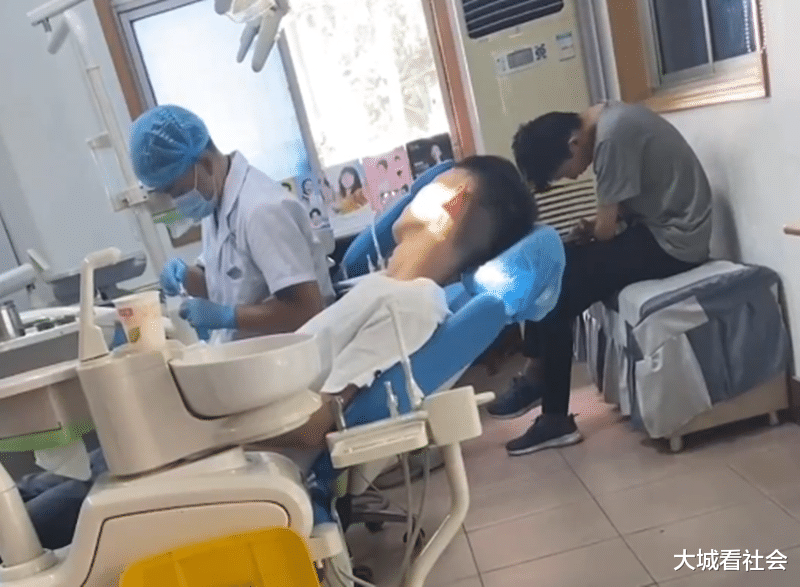 河南一男子和妻子开玩笑,结果牙齿被打掉了,妻子:说我像癞蛤蟆