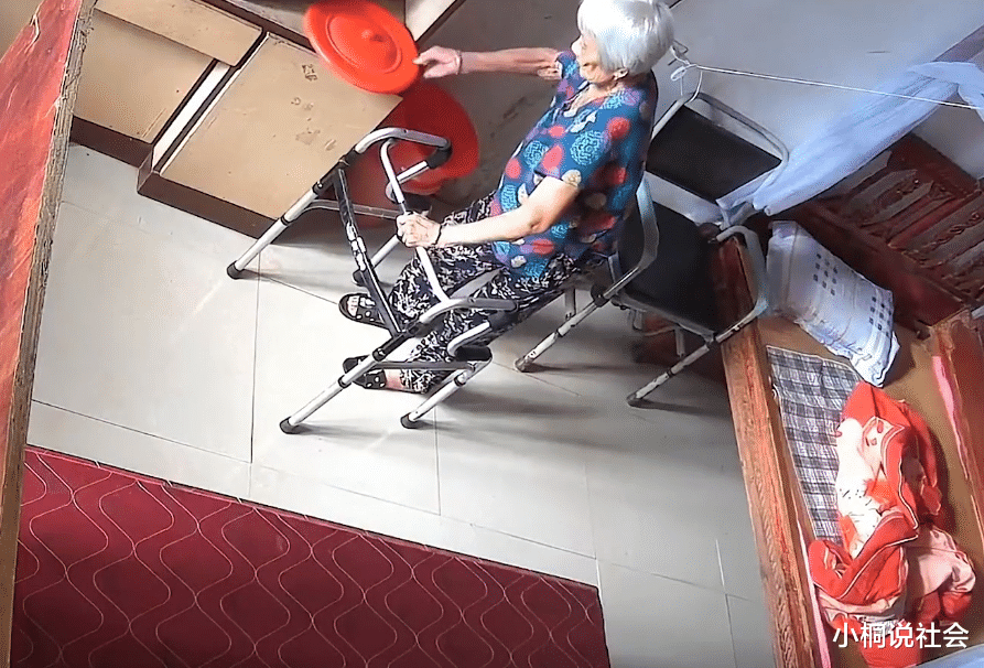 福建一保姆长期对老人打骂凌辱,发现监控依旧放肆,网友气愤不已