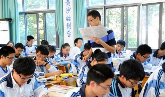 教师|这4类教师将面临失业,“铁饭碗”不保了?家长们:拍手叫好