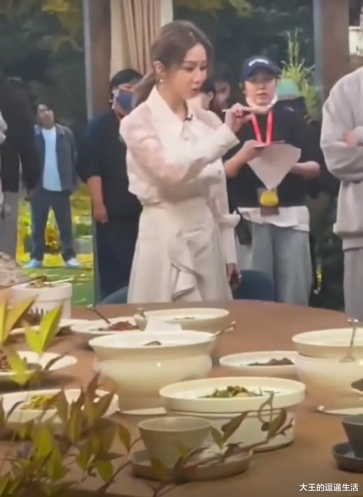 邓紫棋|邓紫棋和周深真能忍！准备开饭了，他俩竟然还在对歌。